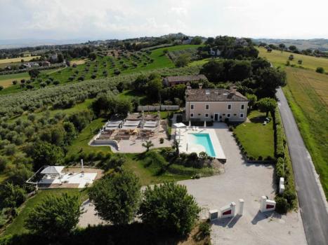 Villa med pool i Marches