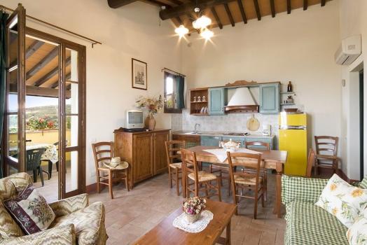 Apartamentos em uma fazenda perto de Florença com piscina e centro de equitação