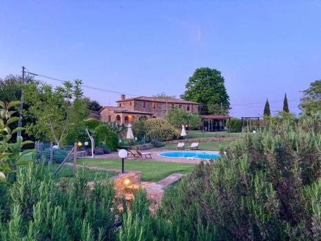 Casa de campo com piscina e restaurante em Montalcino