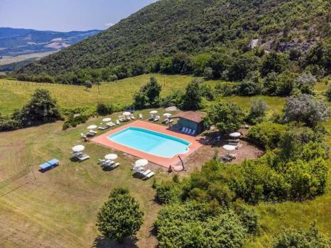 Panoramic swimming pool in an ancient village with apartments for rent in Tuscany