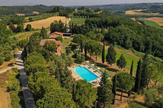 Farmhouse with swimming pool on the Tuscan hills