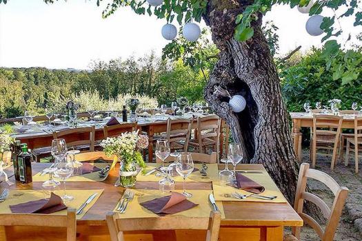 Restaurant med en varm og familiær atmosfære i et gårdshus i Toscana