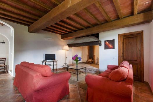 Maalaistalo, jossa on oliiviöljyn tuotantoa Toscanassa