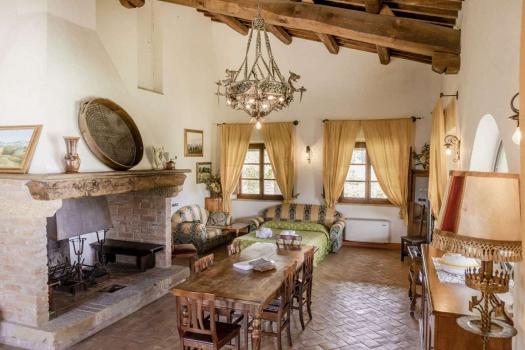 Moradia, apartamentos e quartos para férias numa quinta na Toscânia.