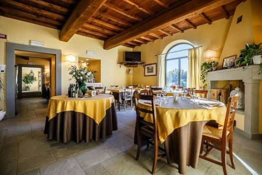 Restoráŋŋa mas lea liekkus ja dovddus atmosfeara dállodoalus lahka Firenze