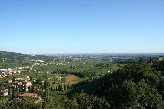 Farmhouse overlooking the hills of Valpolicella