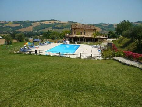 Organic Agriturismo with swimming pool immersed in the green hills of the Marche