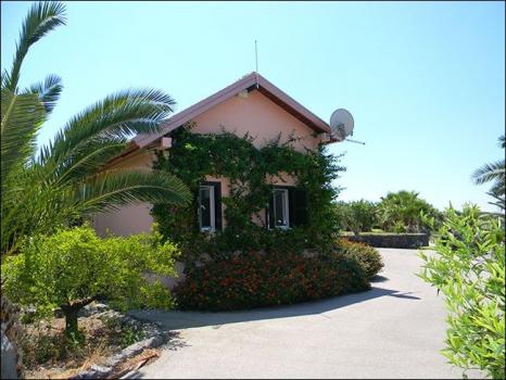 Exterior de la pequeña villa