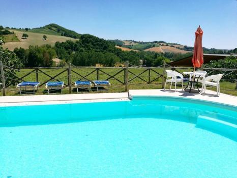 Swimming pool bondehus i Marche