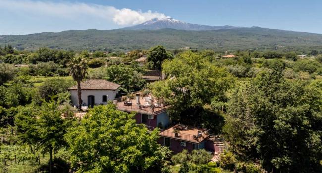 Casa de campo rodeada de vegetação nas encostas do Etna