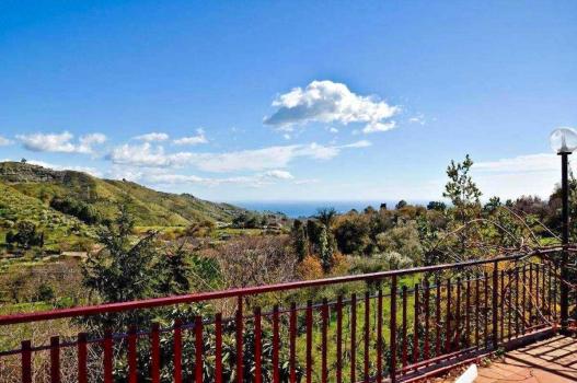 Farmhouse near Catania with sea view