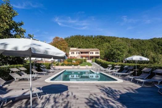 Bondgård med pool i Marche