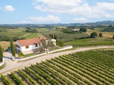 Agriturismo in Toscana a San Gimignano con produzione e vendita di Vino e Olio extravergine di oliva