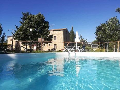 Casa de campo com piscina e restaurante na Toscana, perto de Volterra.