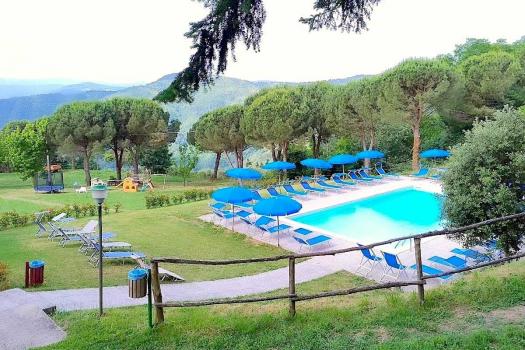 Casa de fazenda com piscina e restaurante imersa na vegetação de Chianti Rufina