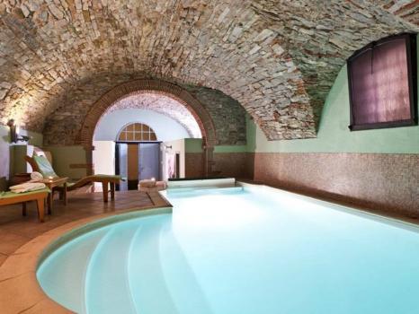 piscina riscaldata con idromassaggio