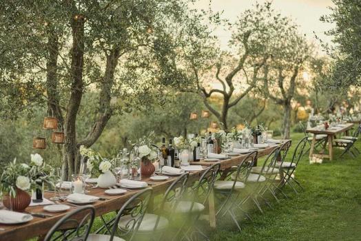 Diners in de olijfgaard georganiseerd door Relais in Toscane
