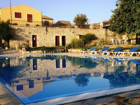Bondehus med pool på Sicilien