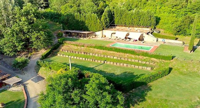 Farmhouse with swimming pool in Tuscany between Florence and Siena