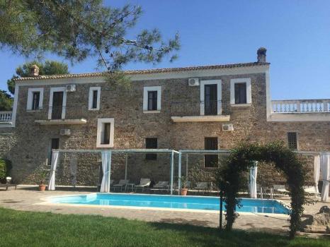 Esterno del bed and breakfast con piscina