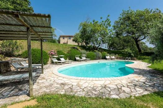 Bondehus med swimmingpool i bakkerne nær Siena