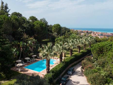 Дом с бассейном у моря на Сицилии