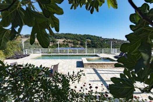 Farmhouse with pool in Molise