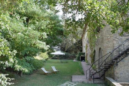 Área de relaxamento numa casa de quinta com piscina para famílias perto de Perugia