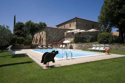 Charming farmhouse with swimming pool in Montefollonico