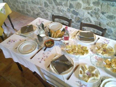 Restauracja z typową kuchnią liguryjską w wiejskim domu w Varese Ligure