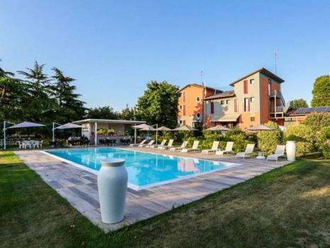 Country Hotel with Swimming Pool in Veneto