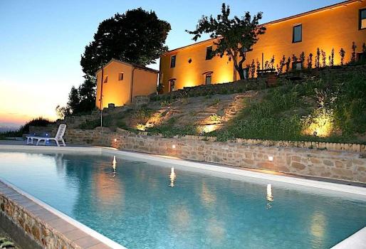 Bondehus nær Firenze med panoramisk swimmingpool