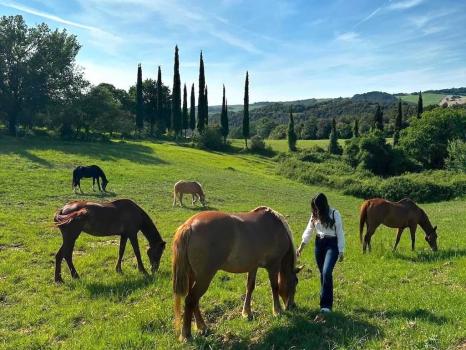 Passeio a cavalo nas colinas da Toscana numa quinta em Volterra, na Toscana.
