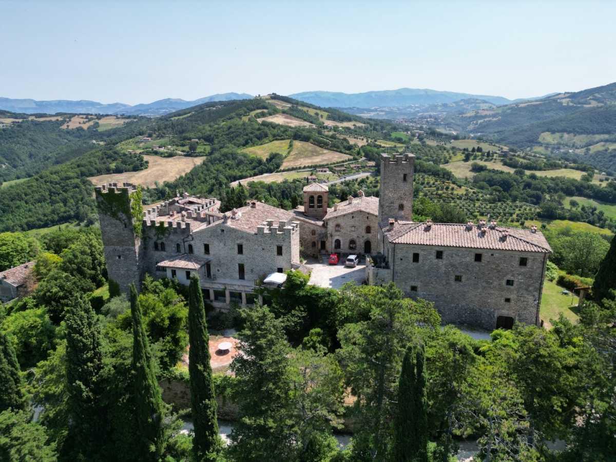 Info and Description: Castello near Perugia in Umbria, Valfabbrica, Castello  di Giomici, image size:1200x900